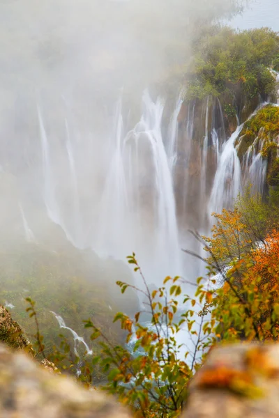 Cores do Autum e cachoeiras do Parque Nacional Plitvice — Fotografia de Stock