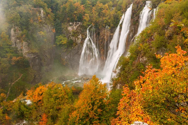 Podzimní barvy a vodopády v národním parku Plitvická — Stock fotografie