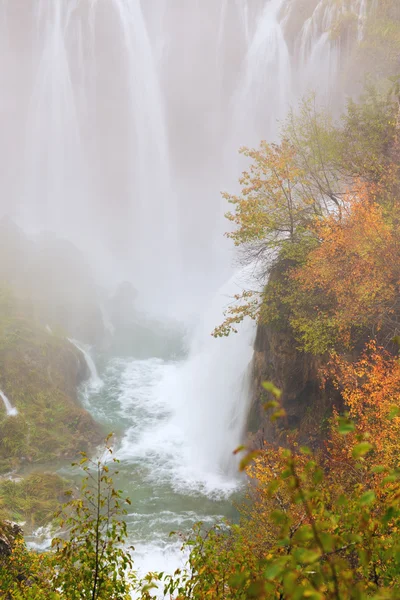 Colori autunnali e cascate del Parco Nazionale di Plitvice — Foto Stock