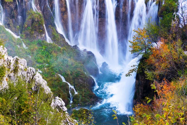 Podzimní barvy a vodopády v národním parku Plitvická — Stock fotografie