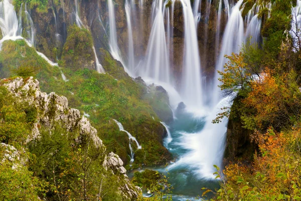 Herbstfarben und Wasserfälle des Plitvicer Nationalparks — Stockfoto