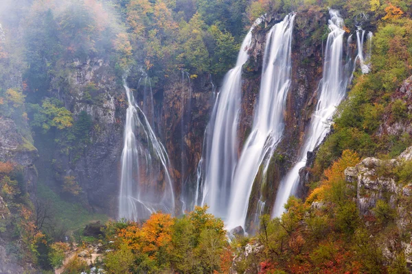 Autum kolory i wodospady w parku narodowym Plitwice — Zdjęcie stockowe