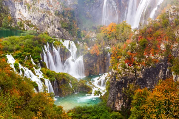 Colores de Autum y cascadas del Parque Nacional Plitvice —  Fotos de Stock