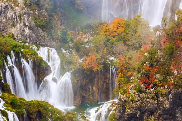 Podzimní barvy a vodopády v národním parku Plitvická — Stock fotografie