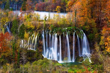 Sonbahar renkleri ve şelaleler, Plitvice Milli Parkı