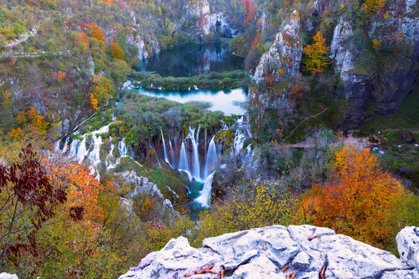 Colores de Autum y cascadas del Parque Nacional Plitvice — Foto de Stock