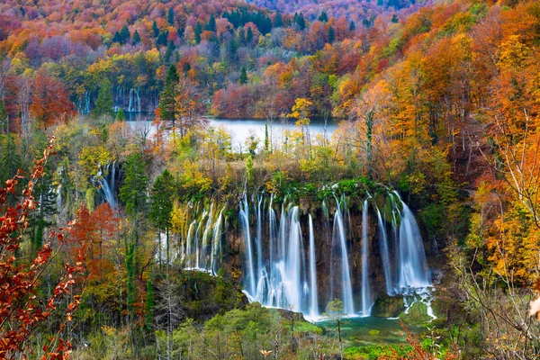 Őszi színek és vízesések a Plitvicei Nemzeti Park — Stock Fotó