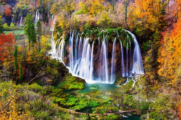 Cores do Autum e cachoeiras do Parque Nacional Plitvice — Fotografia de Stock