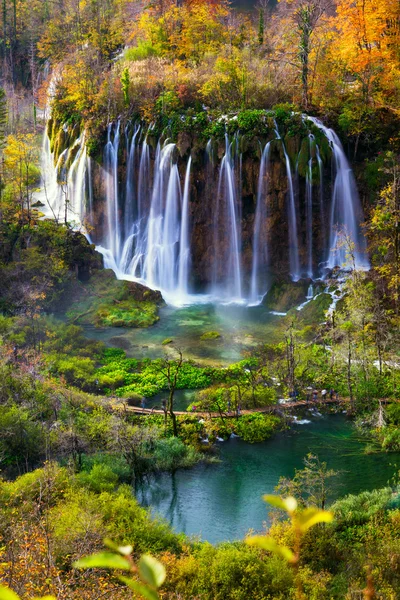 Colori autunnali e cascate del Parco Nazionale di Plitvice — Foto Stock