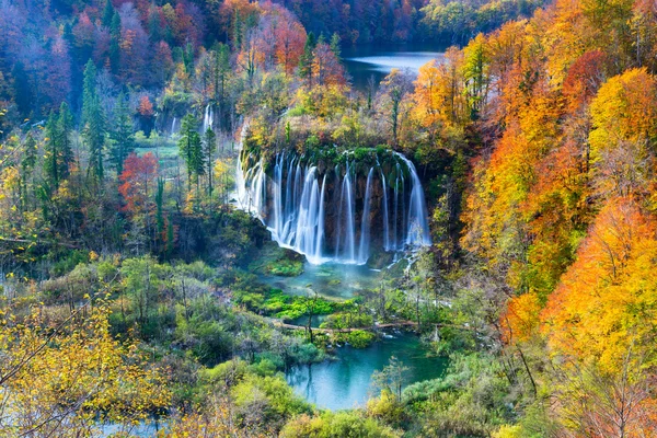 Colores de Autum y cascadas del Parque Nacional Plitvice —  Fotos de Stock