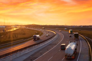 Budapeşte yakınlarında otoyolda günbatımı