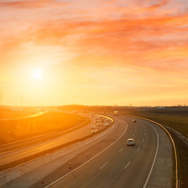 Zonsondergang op de snelweg — Stockfoto