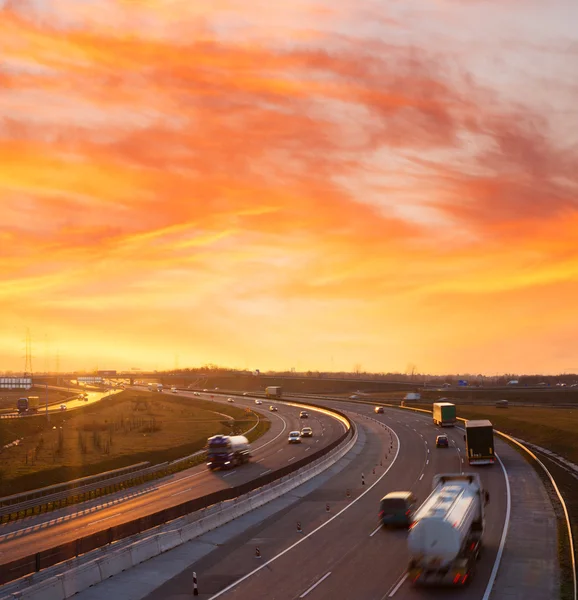 Zachód słońca na autostradzie w pobliżu Budapesztu — Zdjęcie stockowe