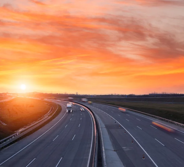 Sonnenuntergang auf der Autobahn bei Budapest — Stockfoto