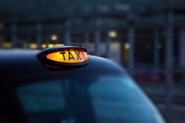 Londra'nın klasik siyah taksi ve kubbe lamba