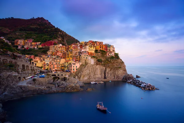 Pueblo de Manarola al atardecer. Italia — Foto de Stock