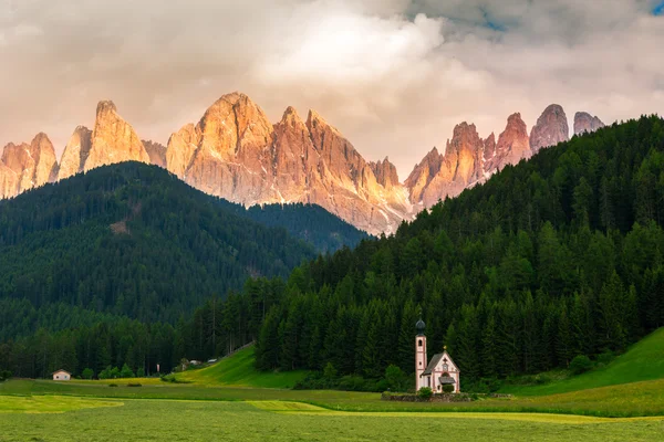 St Johann Kilisesi, Val Di Funes, Dolomites, İtalya — Stok fotoğraf
