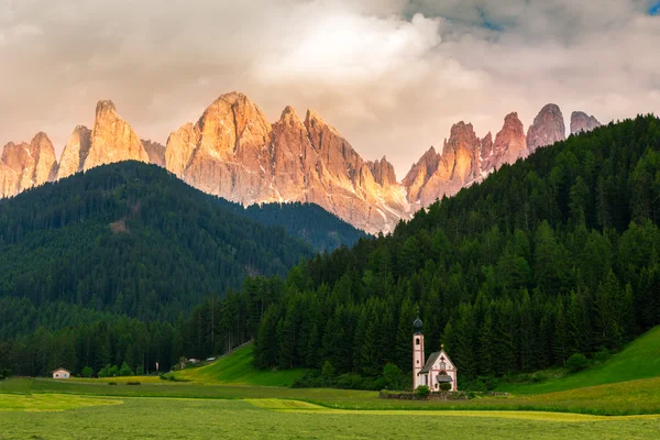 圣 Johann 教堂，Val Di Funes，白云岩意大利 — 图库照片