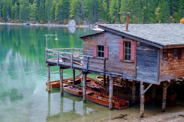 Dolomites dağlarda Braies Gölü (Pragser Wildsee)