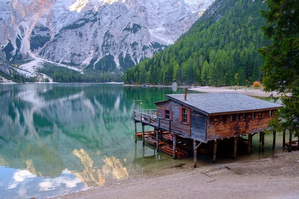 Lago Braies (Pragser Wildsee) en las montañas Dolomitas — Foto de Stock