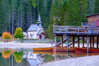 Dolomites dağlarda Braies Gölü