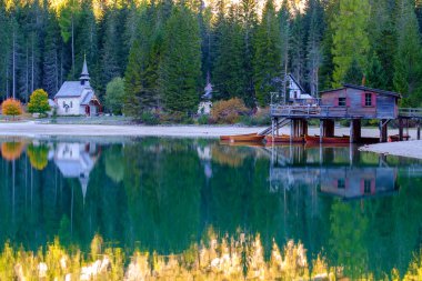 Dolomites dağlarda Braies Gölü