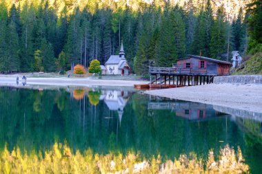 Dolomites dağlarda Braies Gölü