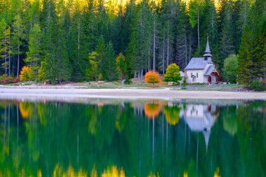 Dolomites dağlarda Braies gölde küçük Şapel