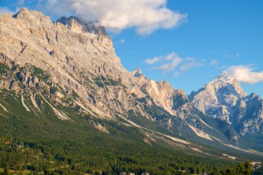 İtalya Dolomites tipik dağ manzarası
