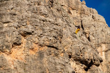 Dağcı Cinque Torri ile dikey duvarlar