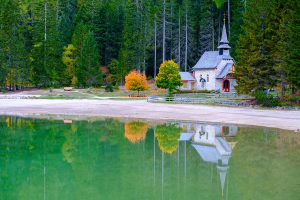 Little chapel at the Braies Lake in Dolomites mountains — Stock Photo, Image