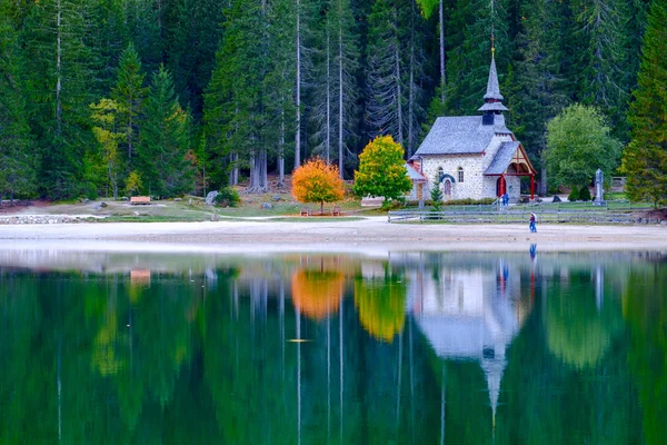 Dolomites dağlarda Braies gölde küçük Şapel — Stok fotoğraf