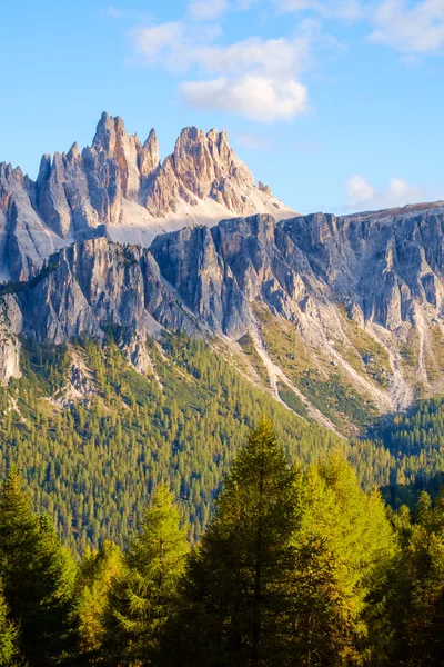 Rocky mountain peaks of Croda da Lago in the Dolomites — Stock Photo, Image