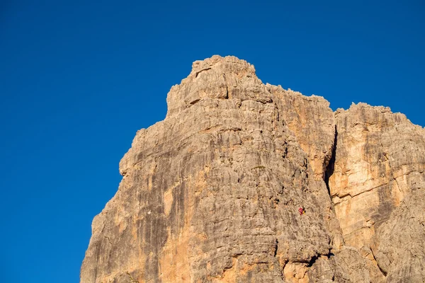 Вертикальні стіни з альпініст Cinque Torri — стокове фото