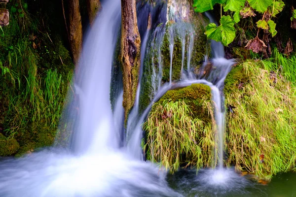 Schöner Wasserfall im Plitvicer Nationalpark — Stockfoto