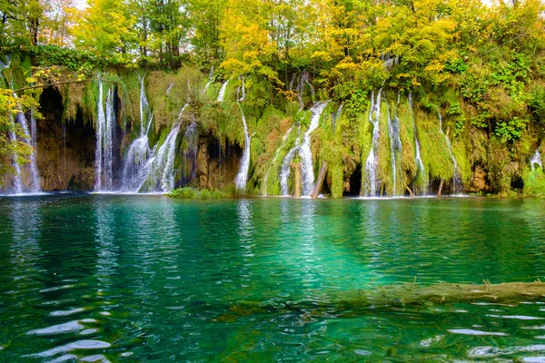 Wasserfälle im Plitvicer Nationalpark — Stockfoto