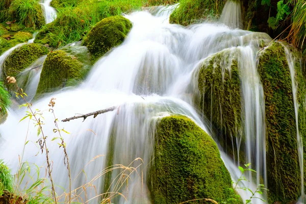 Hermosa cascada en el Parque Nacional Plitvice — Foto de Stock