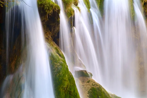 Bela cachoeira no Parque Nacional Plitvice — Fotografia de Stock