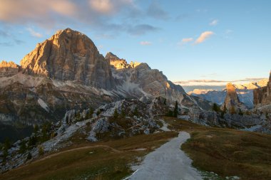 Dolomites dağda sonbahar sahne