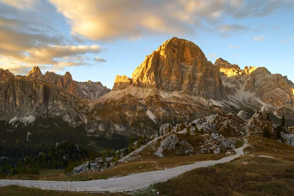 Dolomites dağda sonbahar sahne — Stok fotoğraf