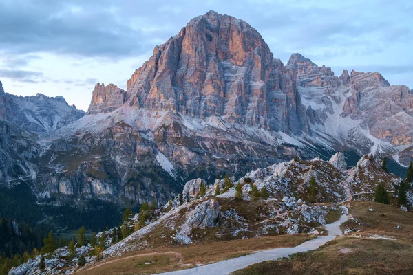 Podzimní scéna v Dolomitech mountain — Stock fotografie