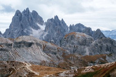 Cadini di Misurina Dolomit Alpleri'nde uzun kuleleri