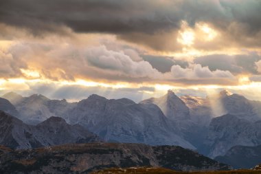 Dolomites gündoğumu bulutlu, Dağları Panoraması