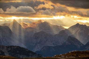 Dolomites gündoğumu bulutlu, Dağları Panoraması