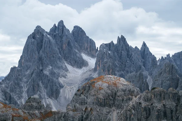 Höga torn av Cadini di Misurina i dolomit Alperna — Stockfoto