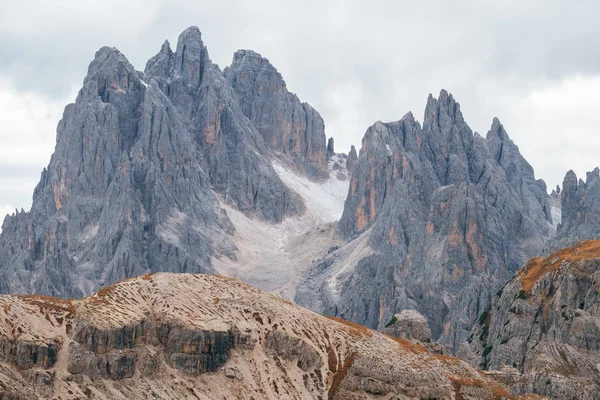 Höga torn av Cadini di Misurina i dolomit Alperna — Stockfoto