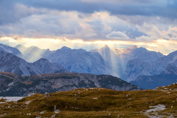 Hegyek panoráma a Dolomitok, a napfelkelte a felhők — Stock Fotó