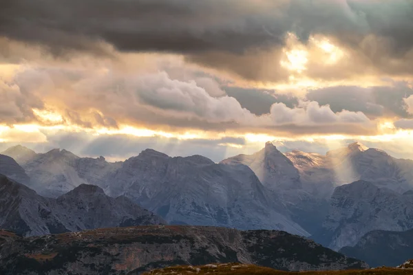 Montanhas Panorama das Dolomitas ao Nascer do Sol com nuvens — Fotografia de Stock