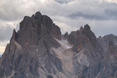 Cadini di Misurina Dolomit Alpleri'nde uzun kuleleri