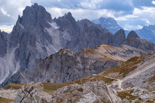 Alte torri dei Cadini di Misurina nelle Alpi dolomitiche — Foto Stock